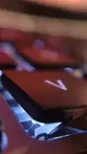 Führe dann, wie im Video gezeigt, die Klinge eines Messers vorsichtig hinter den Stift ein und drücke sie vorsichtig nach links.