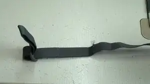 Markiere die beiden ursprünglichen Nahtstellen auf der Innenseite des Brustgurts. So kannst du das neue Gummiband später an der gleichen Position befestigen.
