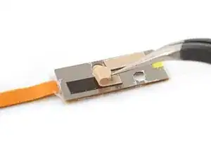 Wie man die Klebestreifen der Power-Button Platine im Kobo Clara eReader anbringt