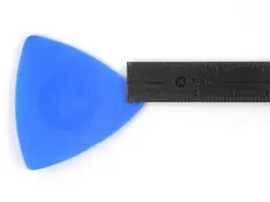 Ein Plektrum mit einer 5 mm-Tiefenmarkierung versehen