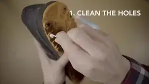 1. Säubere die Löcher, dessen die Stollen fehlen