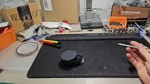 Wenn du eine andere Ausführung des Sensors hast, schaue in diese Anleitung: <a href="../../Anleitung/Roborock%2BQ5%2BPro%3A%2BLaser%2BDistance%2BSensor%2BReplacement/177540">Roborock Q5 Pro: Laser Distance Sensor Replacement</a>, Springe zu Schritt 12.