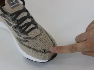 Ein Loch mit einem selbstklebenden Flicken reparieren