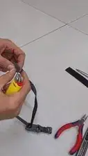 Ein neues Gummiband mit einer Länge von 12 cm zuschneiden. Die Gummibandbreite entspricht der Breite des Gurtbands.