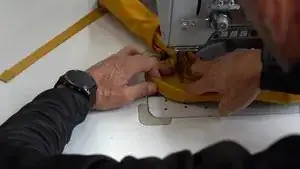 Für einen besseren Halt kann das Patch zusätzlich knappkantig abgesteppt werden. Es wird von rechts / von außen genäht.