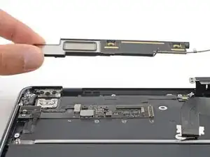 Rechten Lautsprecher nach dem Logic Board entfernen