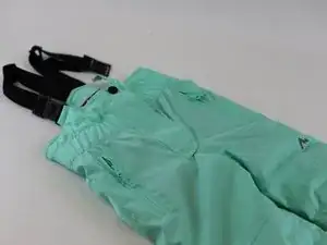 Ein ausgeleiertes Gummiband ersetzen (Skihosenträger)