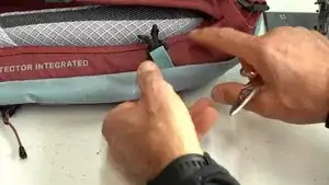 Die untere Lage des Gurtbands entlang der Seitennaht abschneiden. "Untere Lage" bezeichnet hier den Teil des Gurtbands, der innen/unten liegt, wenn die Schnalle geschlossen ist.