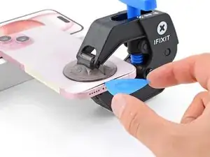 Anleitung, um mit der Anti-Clamp die Glasrückseite des iPhone 15 zu entfernen