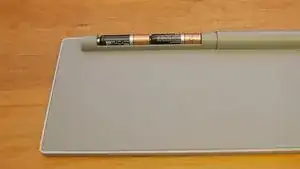 Das solide Klicken des Batteriefaches.