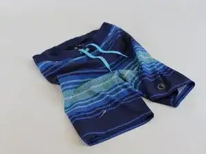 Ein Loch in einem gewebten Stoff reparieren (mit der Nähmaschine)