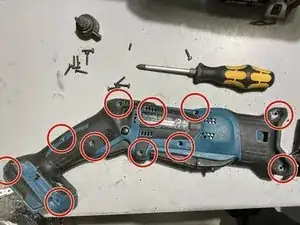 Makita Säbelsäge DJR183 - Gerät öffnen