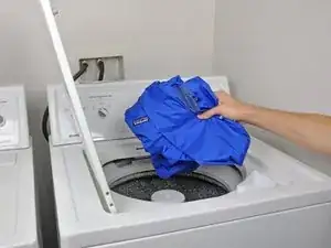 Eine wasserdichte Jacke waschen und trocknen