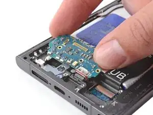 USB-C-Anschluss und Ladeplatine