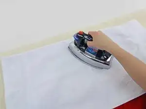 Eine wasserdichte Jacke bügeln