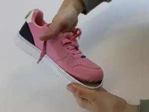 Eine sich lösende Sohle wieder an den Schuh anbringen