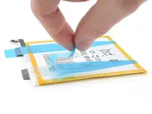 Wie man elastische Klebestreifen am Akku Kobo Libra Colour eReader befestigt