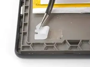 Wie man die Klebestreifen der Power-Button Platine und des Verbindungskabels im Kobo Libra Colour eReader befestigt