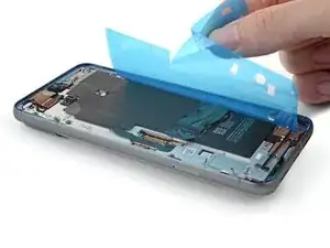 Neue Klebefolie am Display des Google Pixel 8 anbringen