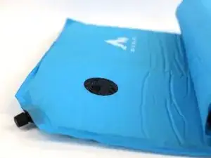 Leck in einer selbstaufblasbaren Luftmatratze flicken