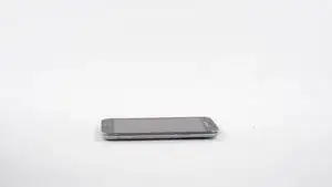 <em>Bum-bum ... badum ...</em> Die Kiefer unseres <a href="../../home/unavailable_offline?url=/products/iopener" target="_blank" class="product-link">iOpeners</a> machen Jagd auf Kleber in diesem Mini-Bissen.