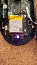 Wenn du die Maus nun anschaltest, nachdem du den Akku wieder verbunden hast, sollten damit auch die Lichter angeschaltet werden.