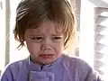 das Mädchen weint