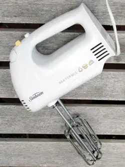 Electric hand mixer with beater attachments